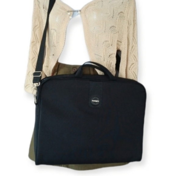 Kensington Contour laptop sleeve bag Black 16 inches - Picture 7 of 9